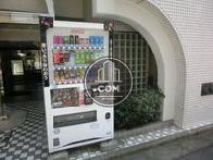 玄関前に自動販売機の設置がありました