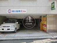 １階は駐車場（コインパーキング）になっています
