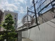 本当に線路の隣りに建っています