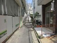 前面が線路の高架下です