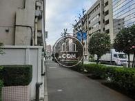 物件前の大塚駅方向です