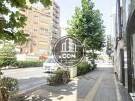 街路樹のある歩道