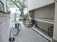 階段前からのエントランス風景