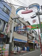 商店街の入口にございます