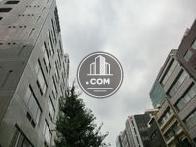 オフィスビルが建ち並びます