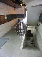 1階への階段と左奥にエレベーターがあります