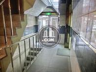 エレベーター側から玄関を見た光景