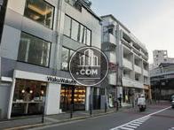 道路の突き当たりに、代官山駅への出入口があります
