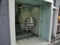 正面玄関は、水色の壁面です