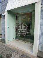 ガラス張りの玄関です