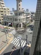 高輪警察前交差点の一角に建つ物件