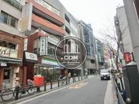 お店が建ち並ぶ前面道路