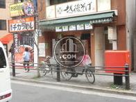 正面玄関前に郵便ポストあり