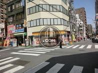 商店街の交差点から2軒目です