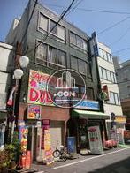 商店街に面した正面外観です
