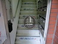 玄関はいると、すぐに階段があります