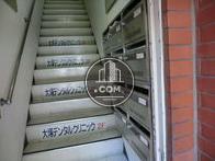 階段入口にポストがあります