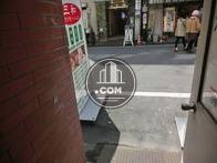 出ると商店街通りです