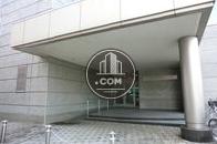 開口部の広い脇道側出入り口
