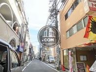 沢山の店舗が建ち並びます