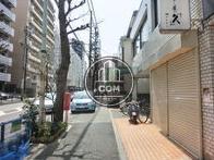 街路樹が立ち並ぶ通り