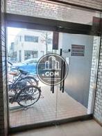 前面ガラスで構成された正面出入り口