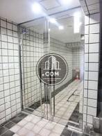 手動式の扉が少し奥まった場所にあります