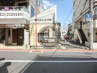 すぐ脇に裏路地があります