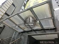 玄関前には雨よけも兼ねて照明が付いています
