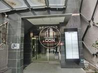 案内板が目立つ入口です