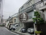 1階部分は駐車場になってます