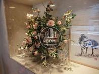 馬の絵と豪華なお花