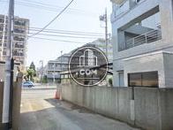 隣接する脇道からの様子