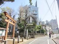 裏手に神社がある通り