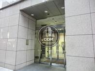 重厚感のある正面エントランス