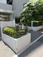 歩道沿いには植込みが設置されています