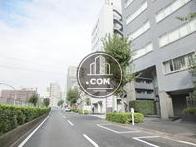 視野の開けた通りに面しています