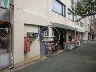 グレーの扉が入り口です