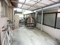 屋根付きのパーキング