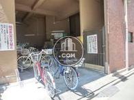 駐輪場です。奥がエントランスと繋がっています