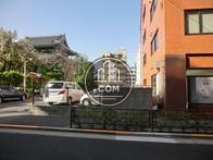 隣地は大きな駐車場です