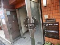 外部に案内板があります