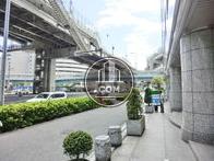 隣接する幅広な歩道