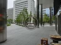 正面玄関前の敷地内です
