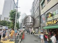ビルの前に細い路地になっております