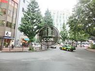 交通量の多い駅前通り