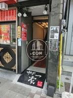 正面玄関には照明が取り付けられています