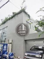 正面右端に駐車場があります