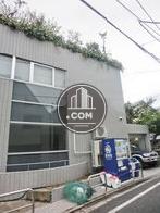 特徴ある窓と上部に植えられた植物が通りからの目印です