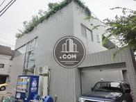 緑が多く目に入る外観です